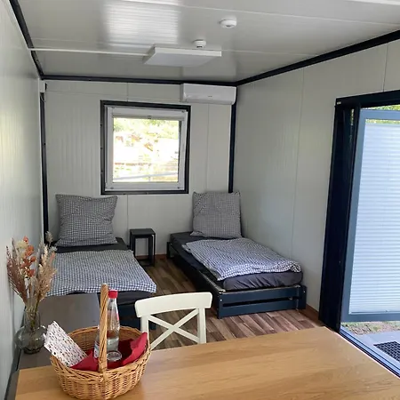 Naturerlebnis-schlafcontainer * Leutershausen (Bavaria)